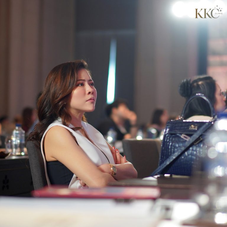 พญ.ของขวัญ ฟูจิตนิรันดร์ นั่งฟังอย่างตั้งใจในระหว่างงาน MD Codes