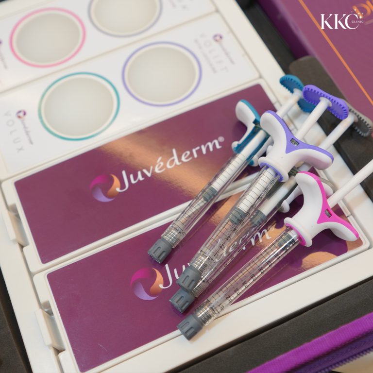 ภาพระยะใกล้ของหลอดฉีดยา Juvederm และบรรจุภัณฑ์ แสดงหลอดฉีดยาหลายอันที่บรรจุผลิตภัณฑ์ Juvederm