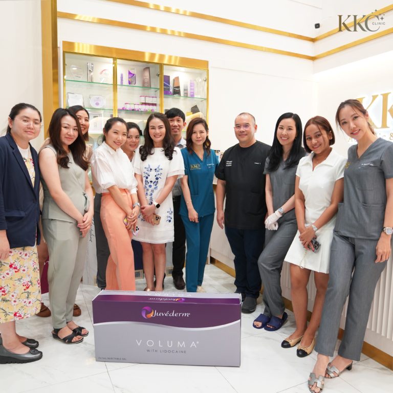 กลุ่มบุคลากรทางการแพทย์จาก KKC Clinic ยืนถ่ายรูปด้วยกันในสาขาสยามพารากอนของคลินิก โดยมีกล่อง Juvederm Voluma ขนาดใหญ่ตั้งอยู่ด้านหน้า