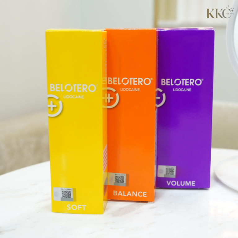 กล่องสีสันสดใสสามกล่องของ Belotero with Lidocaine วางอยู่บนพื้นผิวสีขาว