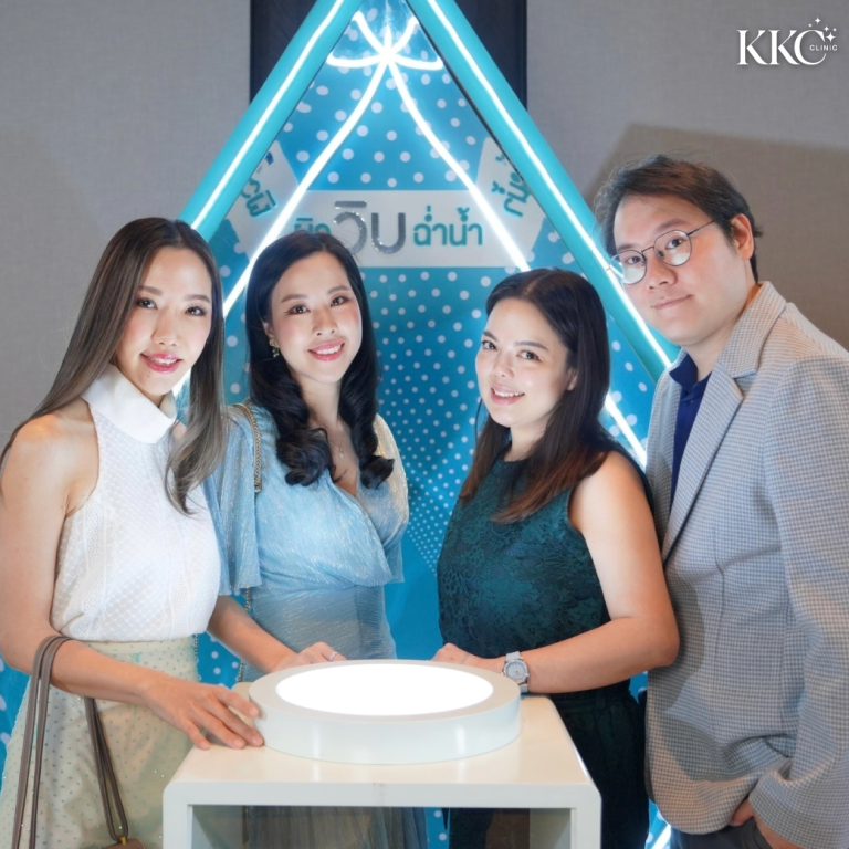 ภาพถ่ายกลุ่มของแพทย์จาก KKC Clinic สี่คนยืนอยู่ด้วยกันที่งานเปิดตัว Skinvive