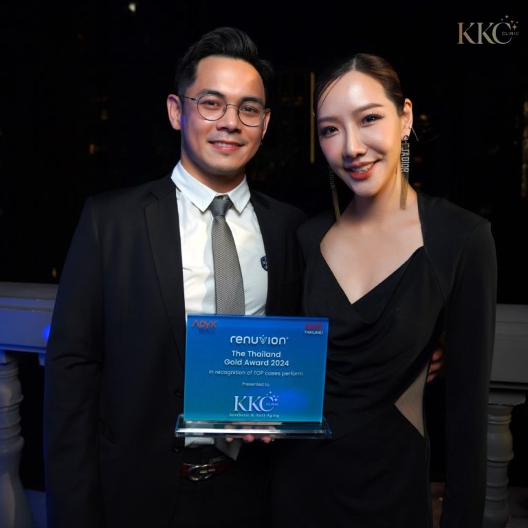นพ.พีรเจษฏ์ ไชยสุข และ พญ.วรวรรณ เตชะสมบูรณ์ ถือรางวัล Renuvion Thailand Gold Award 2024