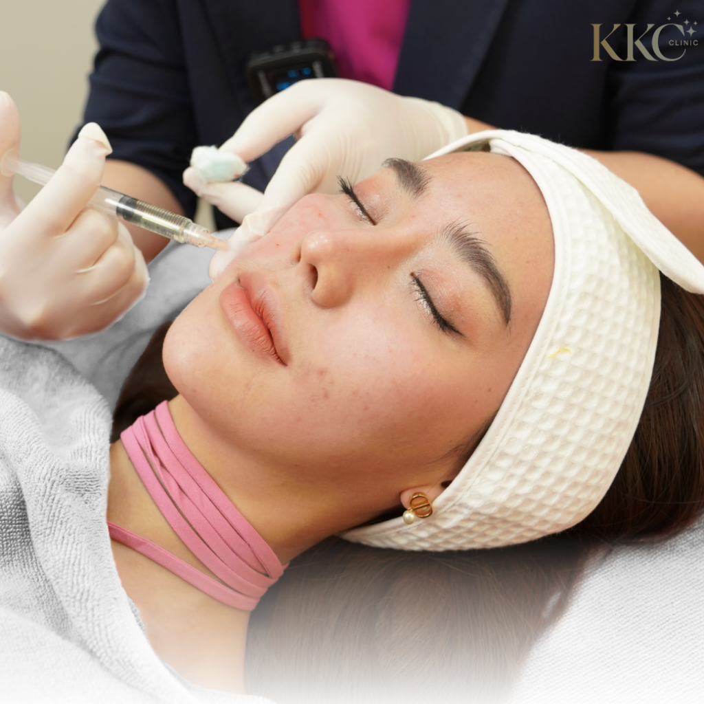 ผู้ป่วยหญิงกำลังรับการฉีด Rejuwhite ที่ KKC Clinic โดยแพทย์กำลังฉีดยาบริเวณแก้มเพื่อฟื้นฟูผิว