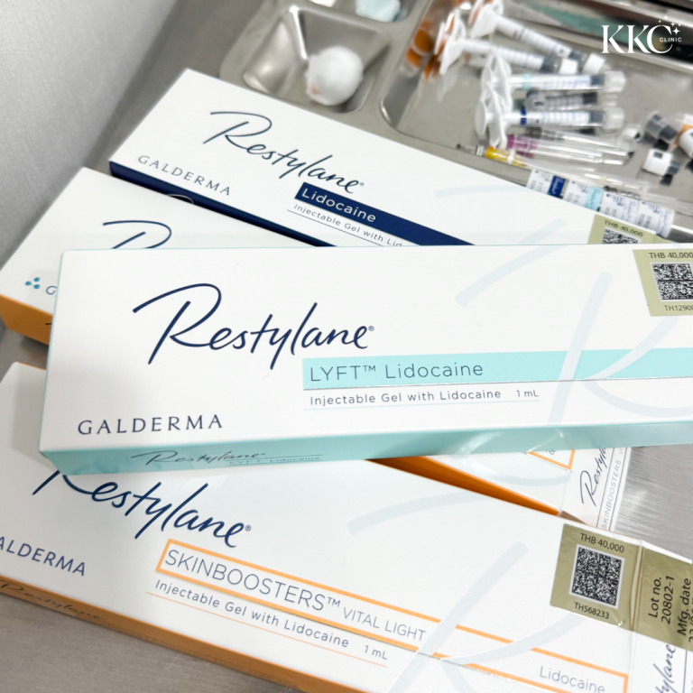 กล่อง Restylane หลายกล่องที่มี Lidocaine วางอยู่บนโต๊ะ
