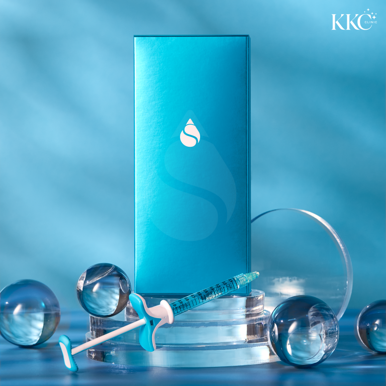 กล่องผลิตภัณฑ์ Skinvive สีฟ้าวางบนแท่นวงกลมใส พร้อมกับเข็มฉีดยาวางอยู่ด้านหน้า