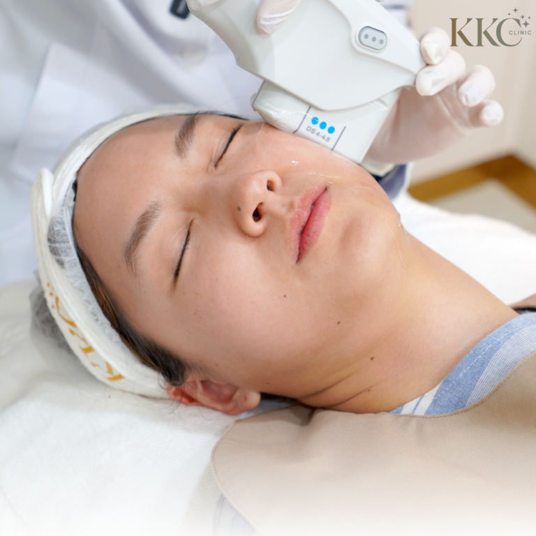 ผู้ป่วยกำลังรับการรักษาด้วยอัลเทอราปีที่ KKC Clinic โดยแพทย์ใช้เครื่องมือบนใบหน้าของผู้ป่วยเพื่อยกกระชับผิวแบบไม่ต้องผ่าตัด
