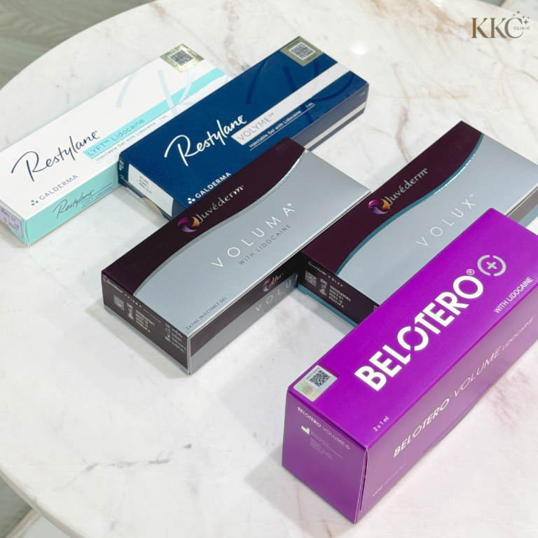 กล่องฟิลเลอร์ 5 กล่องวางอยู่บนโต๊ะหินอ่อน ประกอบด้วย Restylane Lyft, Restylane Volyme, Juvederm Voluma, Juvederm Volux, และ Belotero Volume