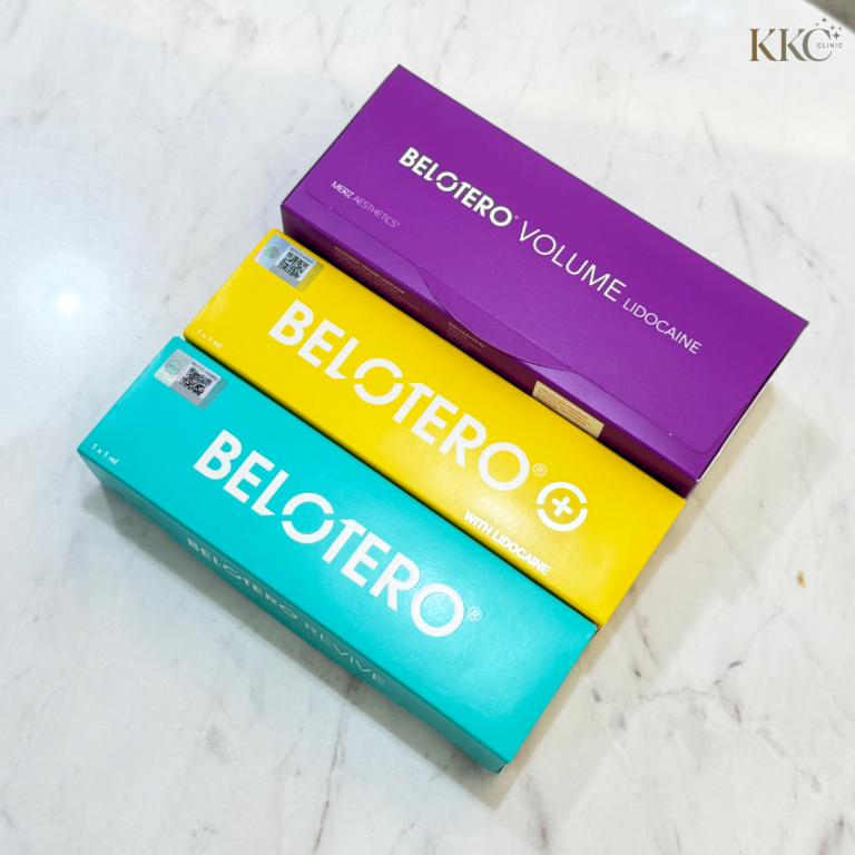 กล่องฟิลเลอร์ Belotero สามกล่อง ประกอบด้วย Volume, Intense และ Revive with Lidocaine วางเรียงบนพื้นผิวหินอ่อนที่ KKC Clinic