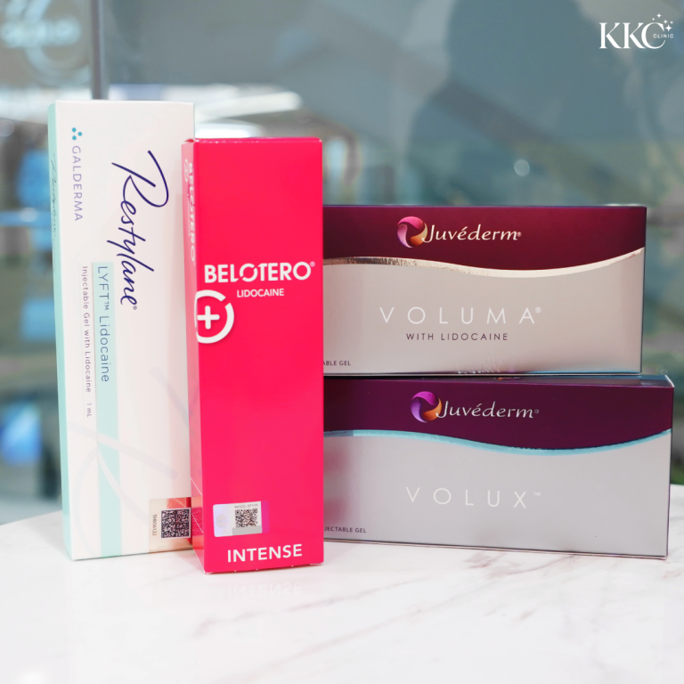 กล่องฟิลเลอร์ผิวหนัง รวมถึง Restylane Lyft, Belotero Intense, Juvéderm Voluma และ Juvéderm Volux วางบนพื้นผิวหินอ่อน