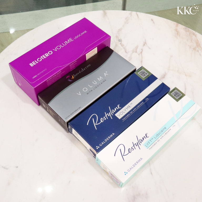 กล่องผลิตภัณฑ์ฟิลเลอร์ฉีด เช่น Belotero Volume, Juvederm Voluma และ Restylane Lyft วางเรียงบนพื้นหินอ่อน