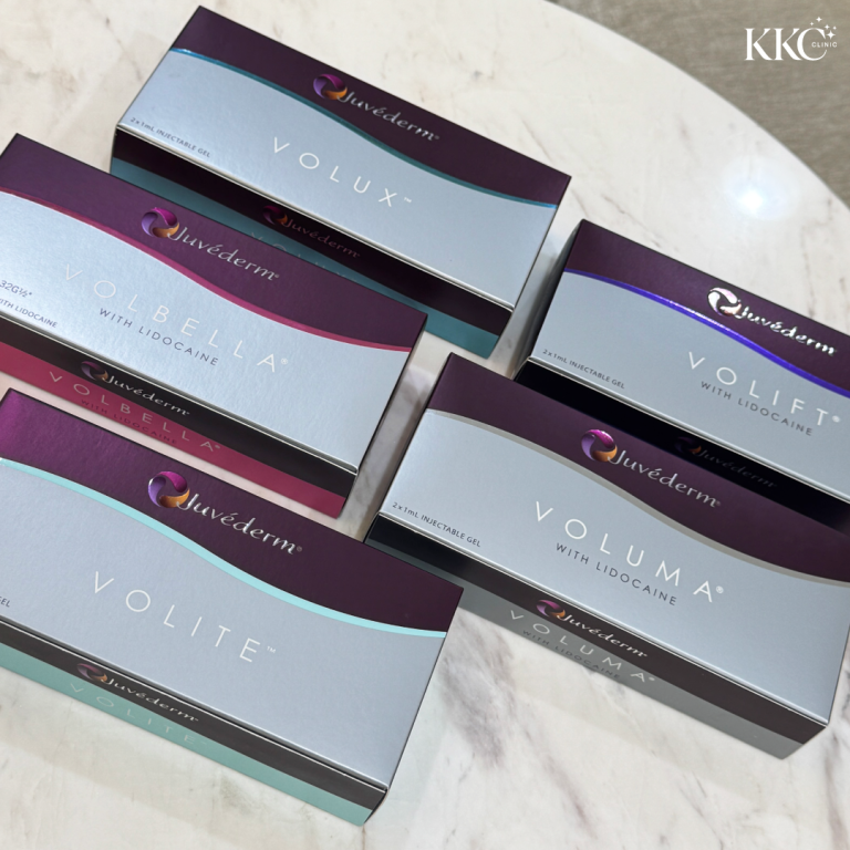 กล่องผลิตภัณฑ์ Juvederm จัดวางบนโต๊ะหินอ่อน ประกอบด้วย Volux, Volbella, Volift, Voluma และ Volite ที่ KKC Clinic