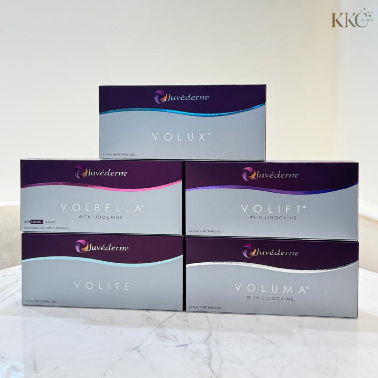 กล่องฟิลเลอร์ Juvederm หลายกล่อง ประกอบด้วย Volux, Volift, Volbella, Volite, และ Voluma with Lidocaine วางซ้อนกันบนพื้นผิวหินอ่อนที่ KKC Clinic