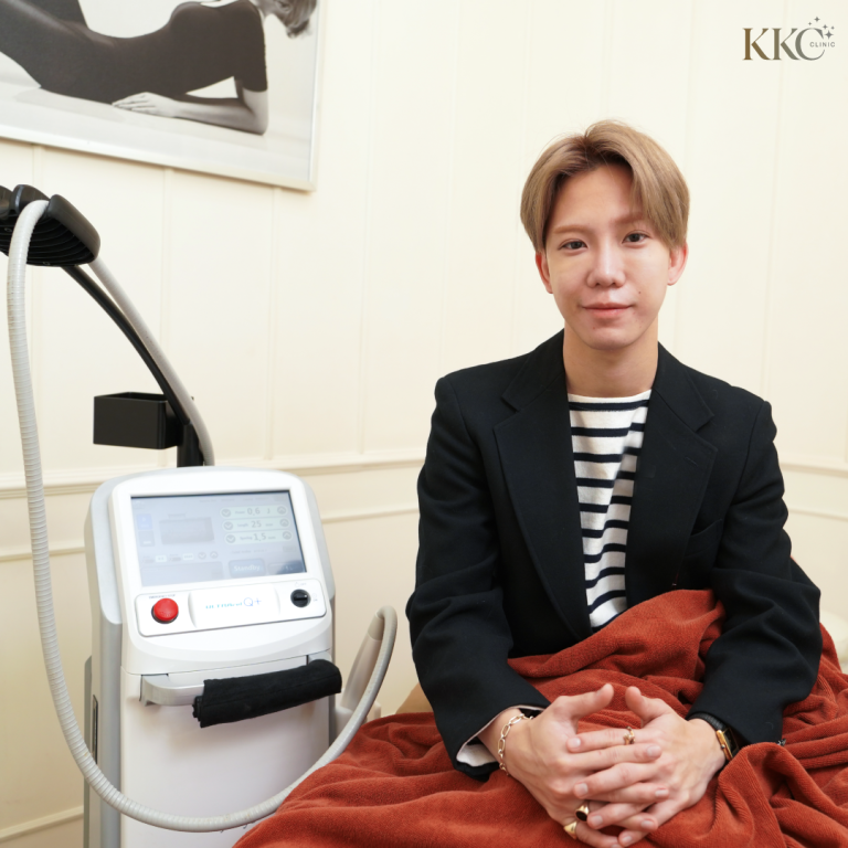 ผู้ชายนั่งอยู่ข้างเครื่อง HIFU ที่ KKC Clinic ห่มผ้าพร้อมสำหรับการรักษา