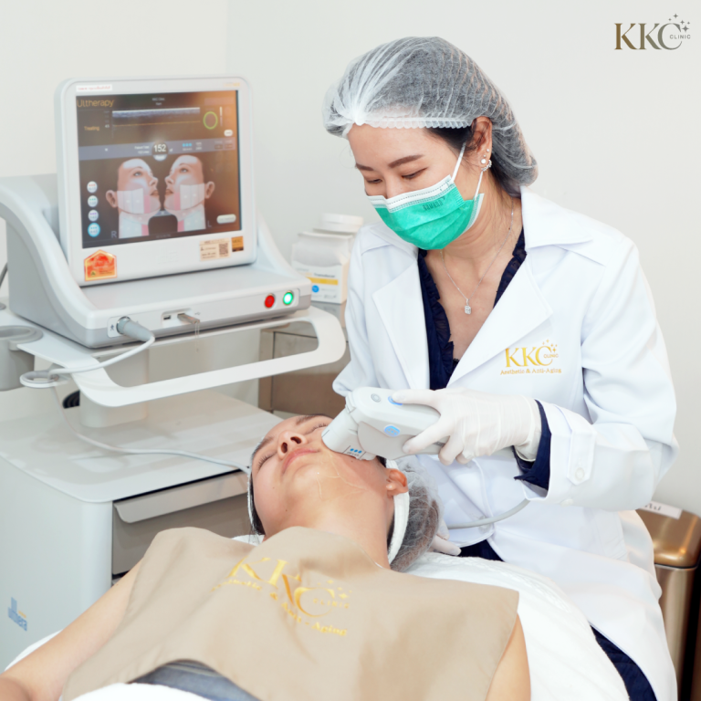พญ.ของขวัญ ฟูจิตนิรันดร์ กำลังทำ Ultherapy ให้ผู้ป่วยด้วยเครื่อง Ultherapy เพื่อยกกระชับผิว ที่ KKC Clinic
