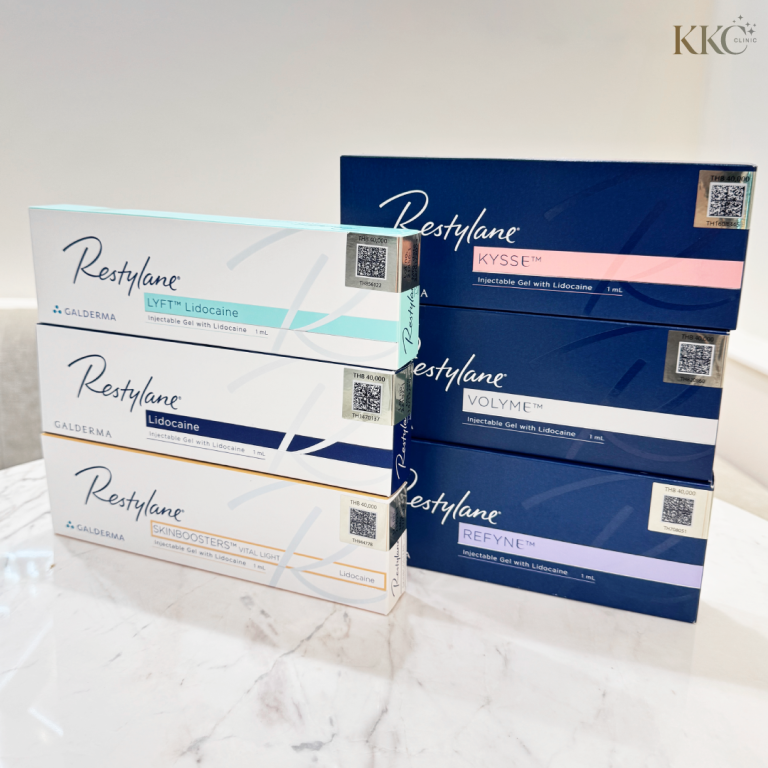 กล่องฟิลเลอร์ Restylane หลายกล่อง ประกอบด้วย Lyft, Kysse, Volyme, Refyne และ Skinboosters Vital Light with Lidocaine วางซ้อนกันบนพื้นผิวหินอ่อนที่ KKC Clinic