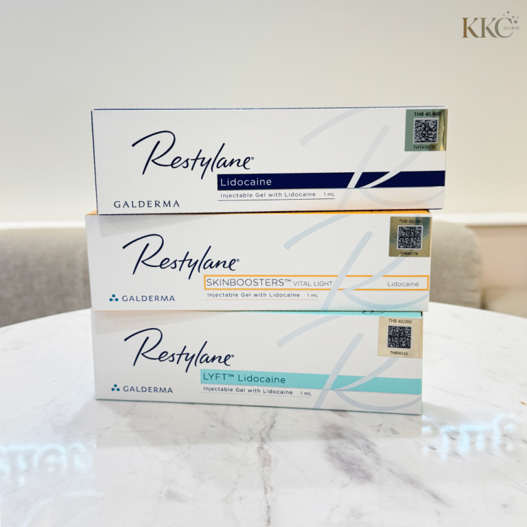 กล่องผลิตภัณฑ์ Restylane สามกล่องวางซ้อนกันบนโต๊ะหินอ่อน ประกอบด้วย Restylane Lidocaine, Restylane Skinboosters Vital Light Lidocaine และ Restylane Lyft Lidocaine ที่ KKC Clinic