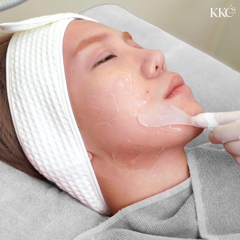 ผู้หญิงกำลังรับการทาเจลบนใบหน้าเพื่อเตรียมทำ HIFU ที่ KKC Clinic