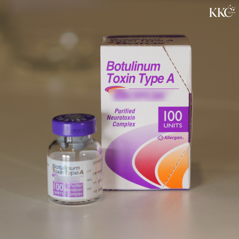 กล่องและขวดบรรจุโบทูลินั่มท็อกซินไทป์เอ ระบุ 100 ยูนิต ผลิตโดย Allergan วางอยู่บนพื้นเรียบ