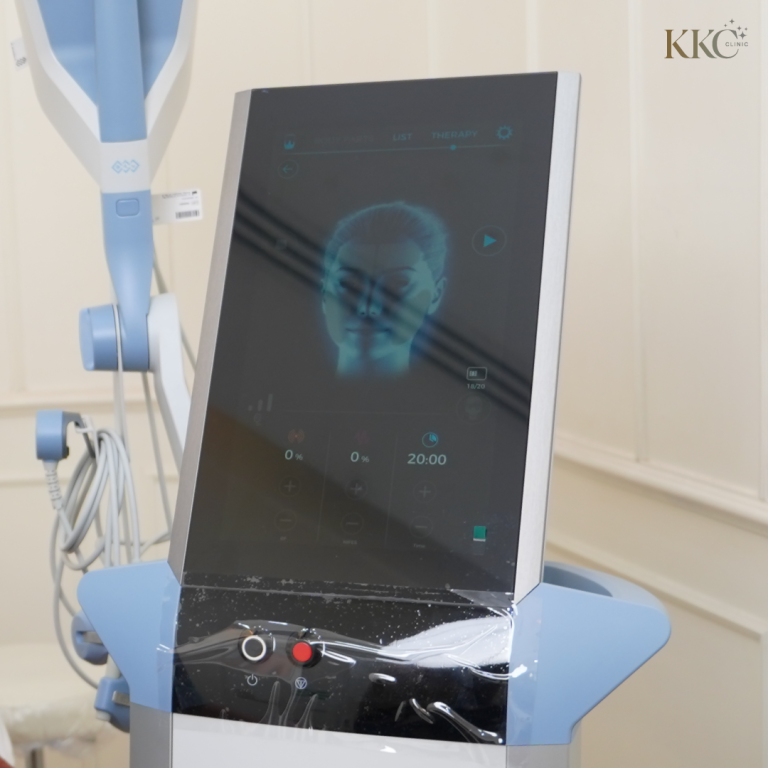 ภาพใกล้ของเครื่อง EMFACE ที่ KKC Clinic แสดงหน้าจอพร้อมแผนผังใบหน้าและการตั้งค่าการรักษา