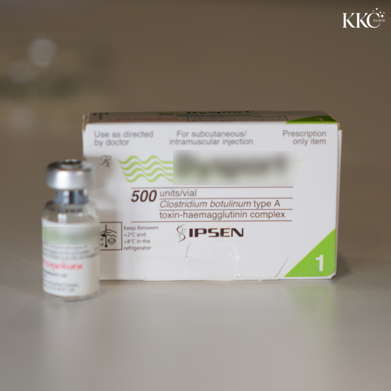 กล่องและขวดบรรจุคลอสตริเดียมโบทูลินั่มไทป์เอ ระบุ 500 ยูนิต/ขวด ผลิตโดย Ipsen วางอยู่บนพื้นเรียบ