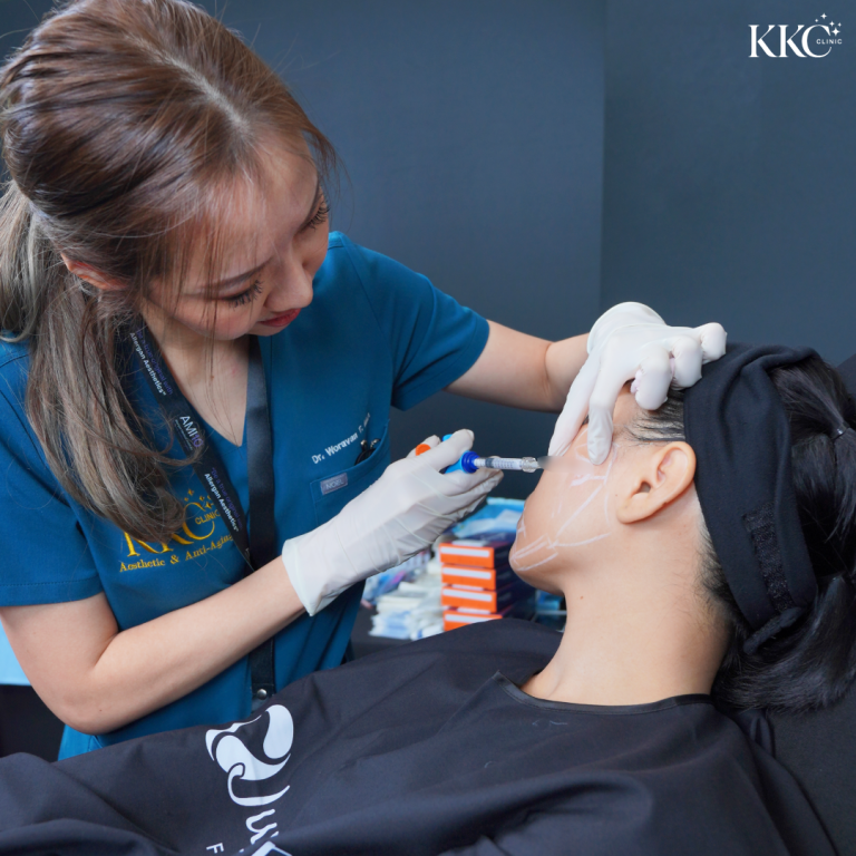 พญ.วรวรรณ เตชะสมบูรณ์ กำลังทำการฉีดใบหน้าที่ KKC Clinic โดยเน้นการรักษาอย่างแม่นยำตามเครื่องหมายบนใบหน้าของผู้ป่วย