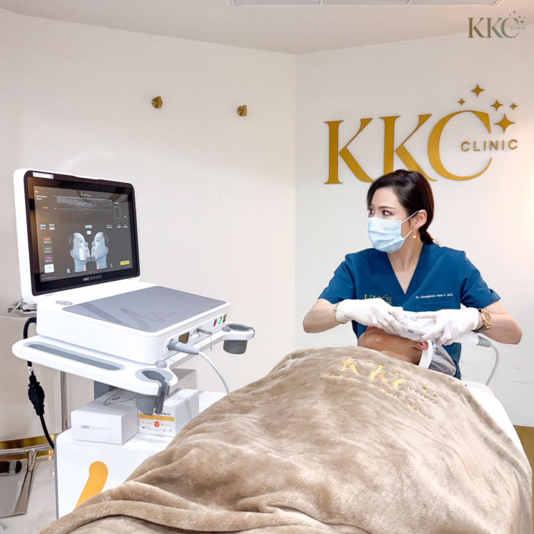 คุณหมอกำลังทำการรักษาด้วย Ultherapy Prime บนคนไข้ที่ห่มผ้าห่มของ KKC Clinic แสดงเทคโนโลยียกกระชับผิวแบบไม่ต้องผ่าตัด