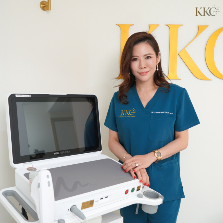 พญ.ของขวัญ ฟูจิตนิรันดร์ ยืนข้างเครื่อง Ultherapy Prime ที่ KKC Clinic แสดงถึงความเชี่ยวชาญในการยกกระชับผิวแบบไม่ต้องผ่าตัด