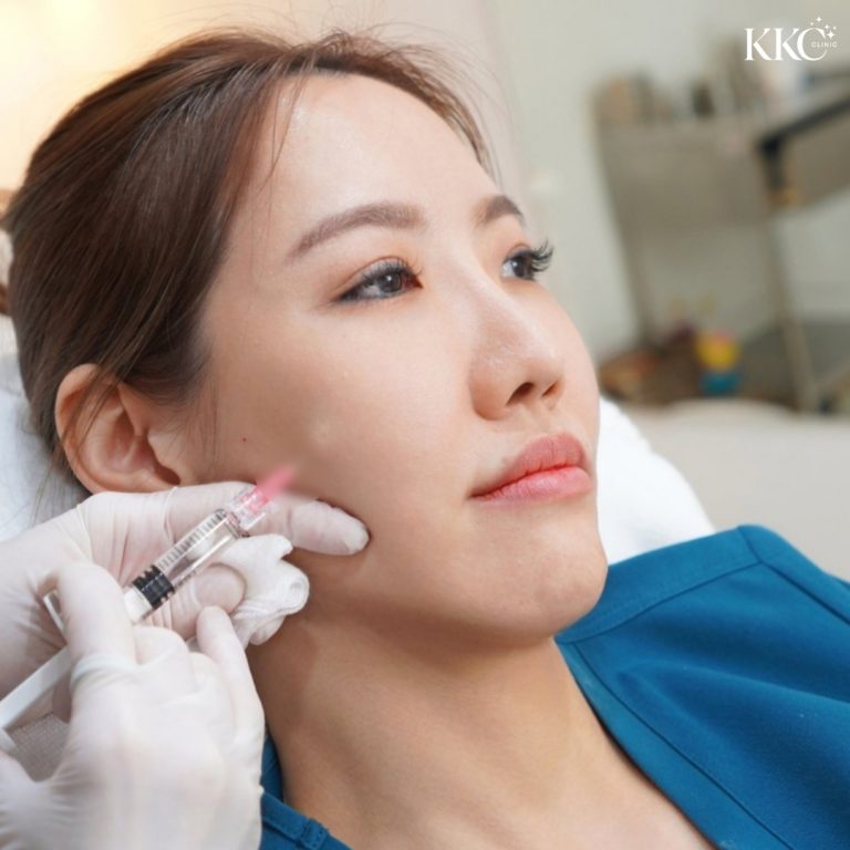 พญ.วรวรรณ เตชะสมบูรณ์ กำลังรับการฉีด Profhilo ที่แก้ม โดย พญ.กาญจน์ ลิมบานเย็น ภาพที่ถ่ายระหว่างขั้นตอนการรักษาในบรรยากาศที่มืออาชีพ
