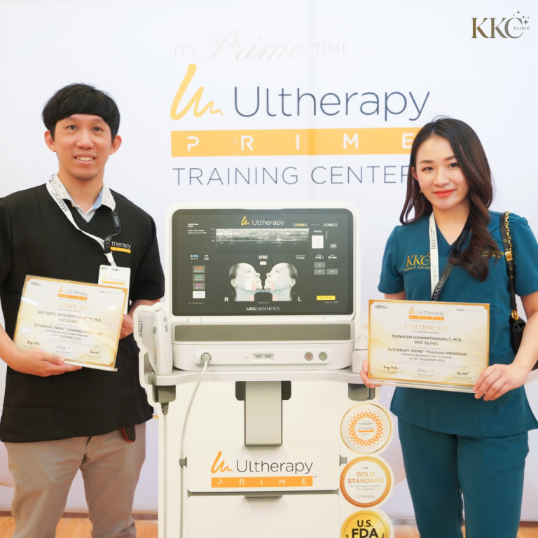 ดร.นพ.ณัฐพล อัตถทิพพหลคุณ (ซ้าย) และ พญ.ศุภกานต์ หาญวัฒนาวุฒิ (ขวา) ถือใบรับรองที่ Ultherapy Prime Training Center ยืนข้างเครื่อง Ultherapy Prime