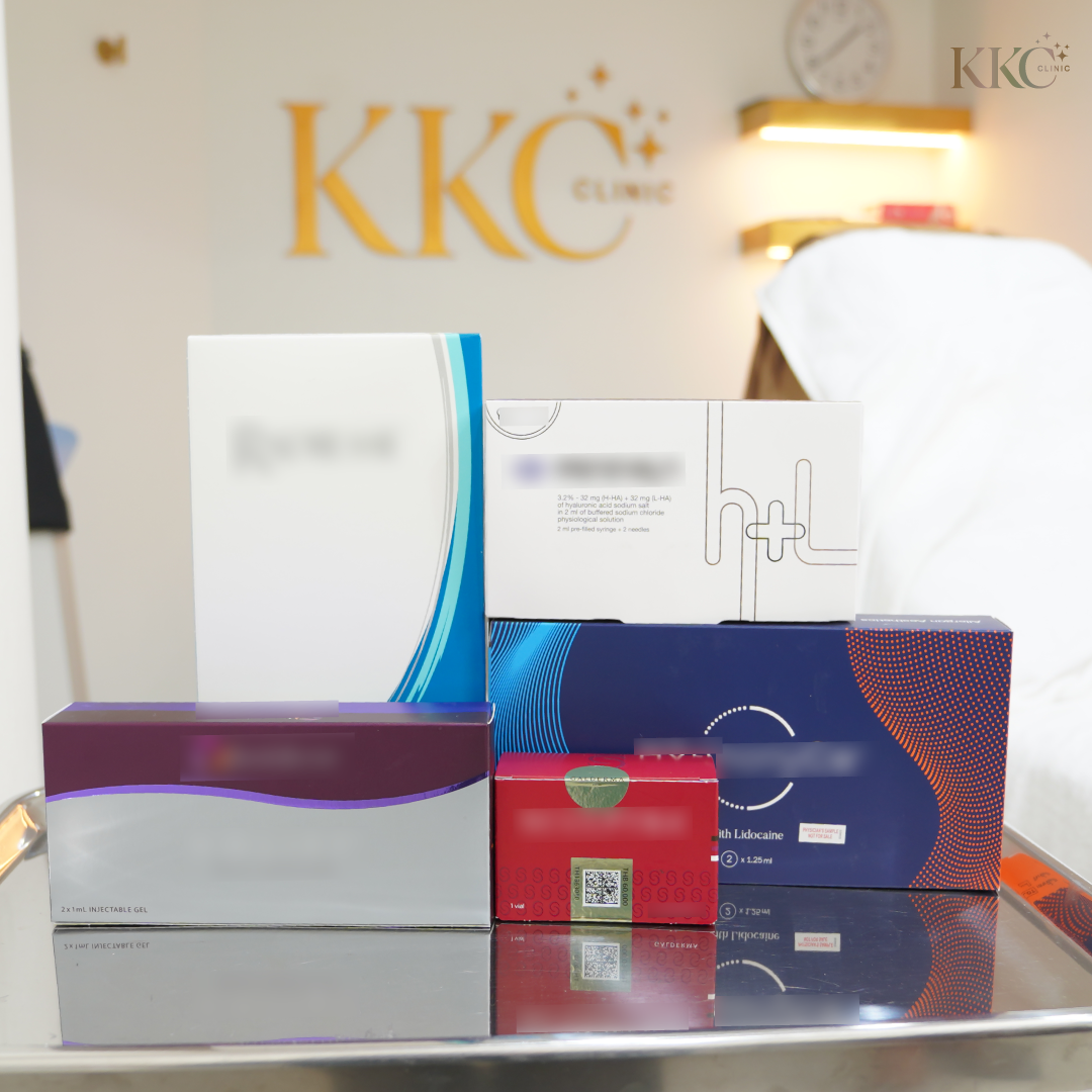 กล่องผลิตภัณฑ์ฉีดหลากหลายชนิดที่ใช้ในการรักษาที่ KKC Clinic จัดวางบนโต๊ะหินอ่อน