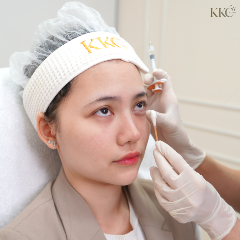 แพทย์กำลังฉีดฟิลเลอร์ใต้ตาให้กับผู้หญิงเพื่อสร้างดอลลี่อายที่ KKC Clinic