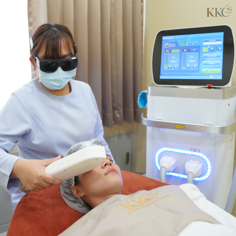 พนักงานกำลังทำเลเซอร์ IPL บริเวณใบหน้าให้ผู้รับบริการ โดยมีหน้าจอเครื่อง IPL ปรากฏอยู่ด้านข้าง