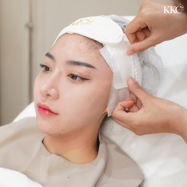 หญิงสาวกำลังเตรียมผิวก่อนร้อยไหมมินต์ โดยมีผ้าก๊อซปิดบริเวณไรผม