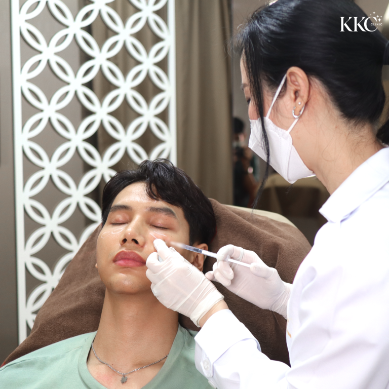 คนไข้ชายกำลังรับการฉีดสลายฟิลเลอร์ใต้ตาที่ KKC Clinic