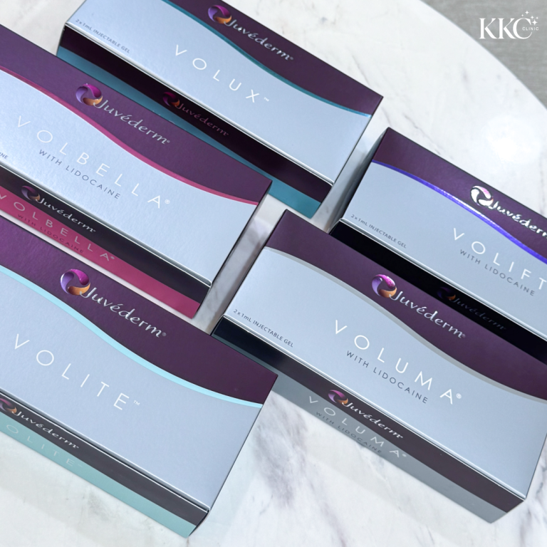 กล่องฟิลเลอร์ Juvederm วางบนพื้นหินอ่อนสีขาว ประกอบด้วยรุ่น Volux, Volbella, Volift, Voluma และ Volite