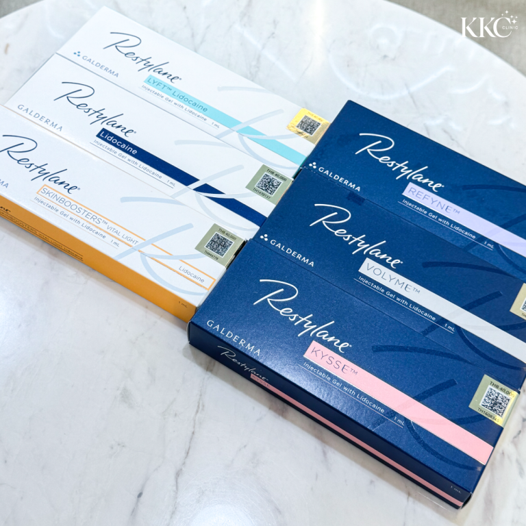 กล่องฟิลเลอร์ Restylane วางบนพื้นหินอ่อนสีขาว ประกอบด้วยรุ่น Skinboosters Vital Light, Lyft, Lidocaine, Refyne, Volyme และ Kysse