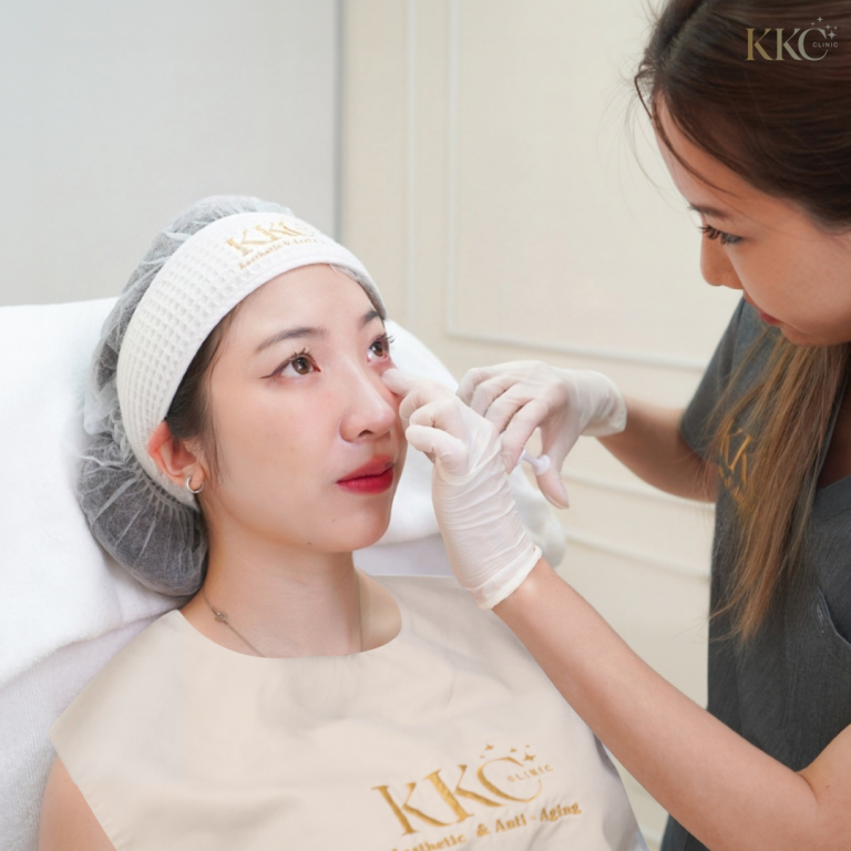 แพทย์กำลังฉีดฟิลเลอร์ใต้ตาให้คนไข้ที่ KKC Clinic