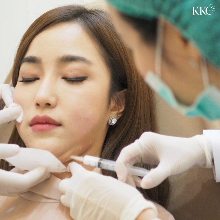 Doctor injecting meso fat dissolving solution under a female patient’s chin to target double chin.