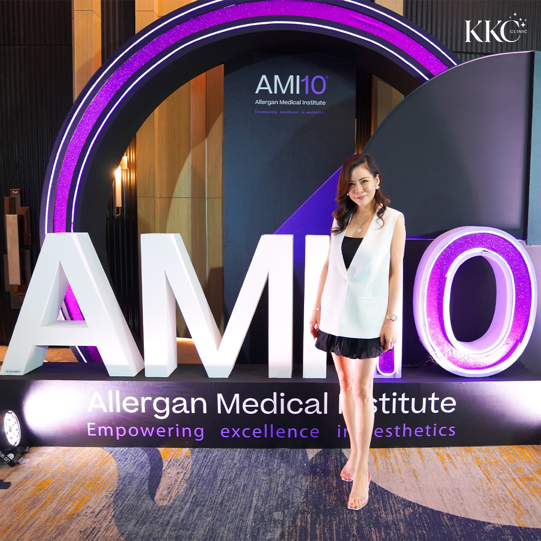 พญ.ของขวัญ ฟูจิตนิรันดร์ ยืนอยู่หน้าป้าย AMI10 ของ Allergan Medical Institute ในงานประชุมด้านความงาม