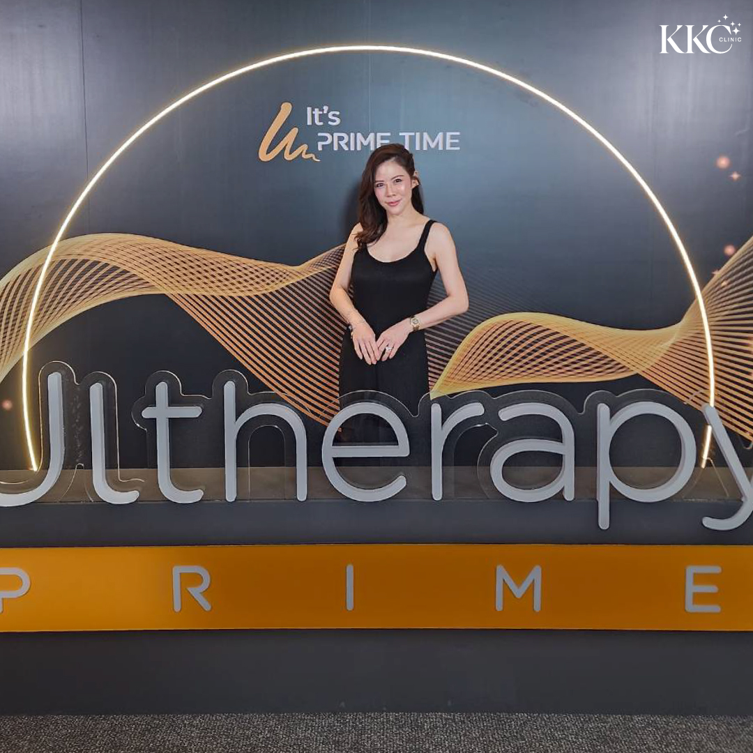 พญ.ของขวัญ ฟูจิตนิรันดร์ ยืนอยู่หน้าฉากงานอีเวนต์ Ultherapy PRIME พร้อมข้อความ “It’s PRIME TIME”