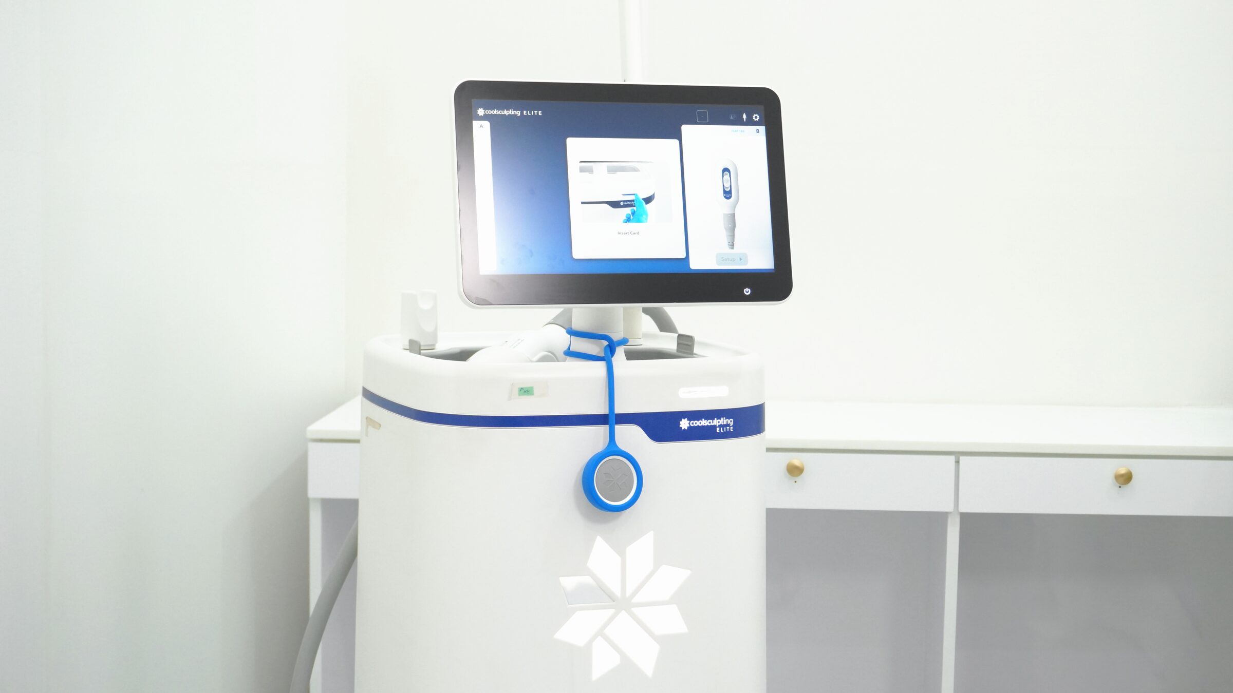 The CoolSculpting Elite machine ready in a KKC Clinic treatment room