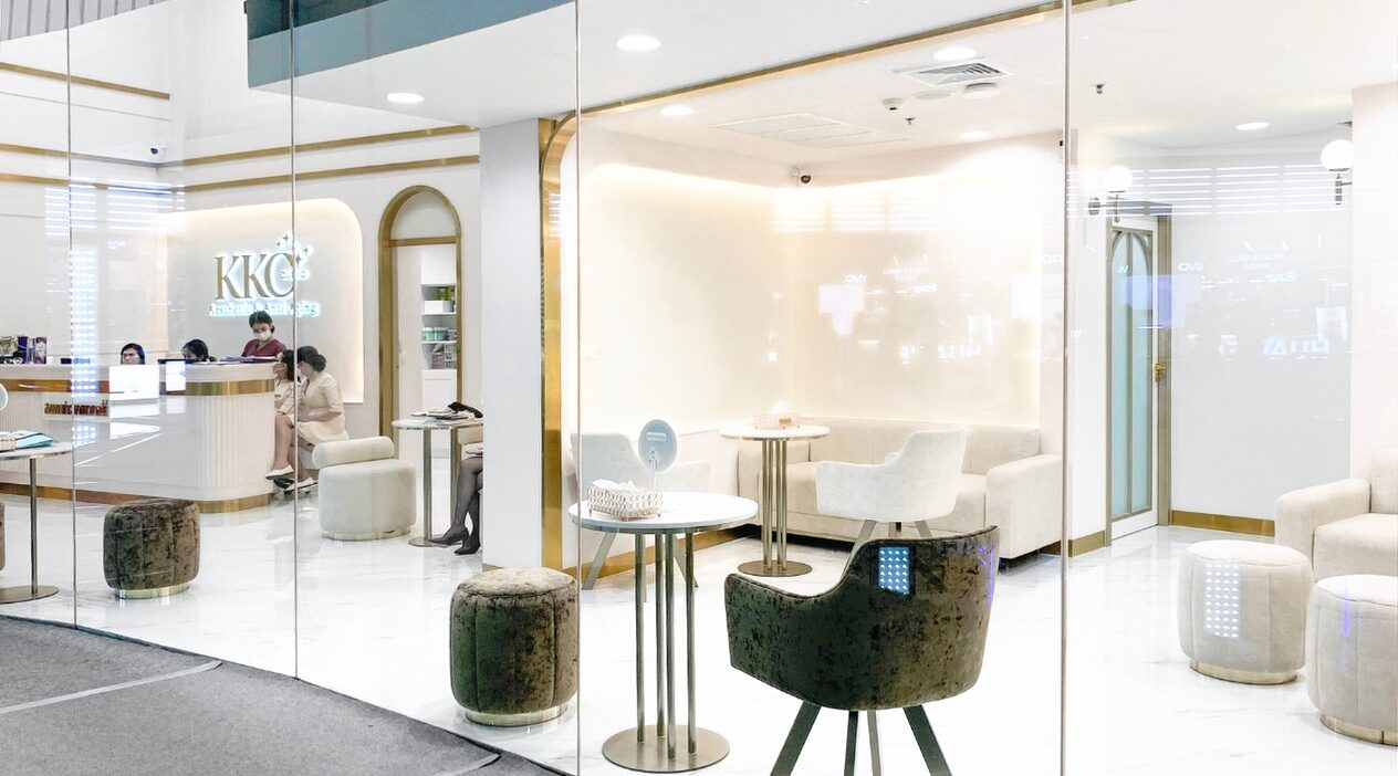 The KKC Clinic Siam Paragon lounge and reception, seen through the glass storefront.